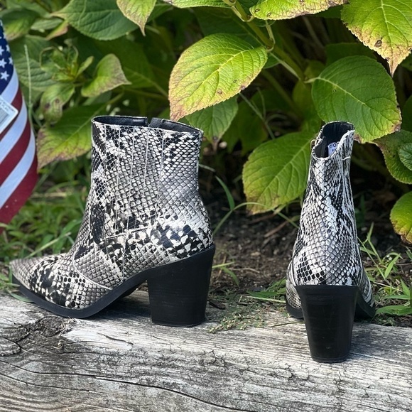 𝅺BLONDO VELLA BOOTIE (B7120) Size 9.5 - Picture 4 of 8